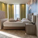 Hollywood 4*