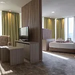 Hollywood 4*
