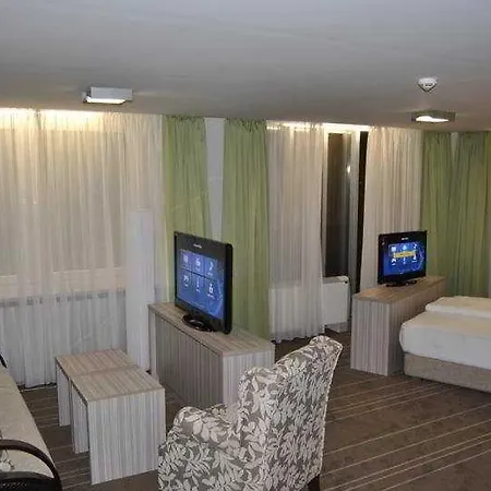 Hollywood Hotel 4*