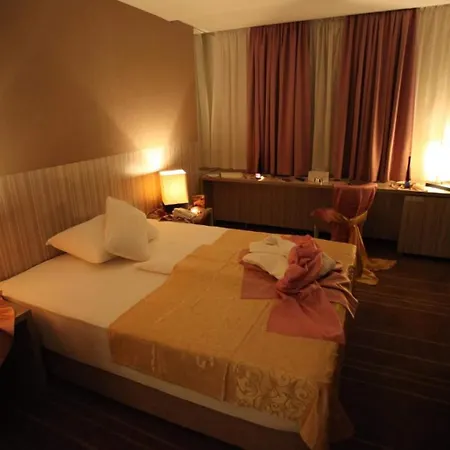 Hollywood 4*